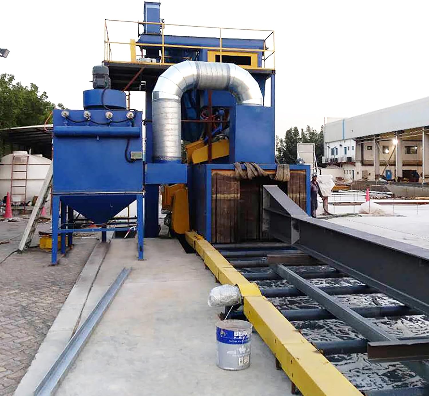Roller Conveyor Shot Blasting Machine for Steel Pipe Pretreatment, Continuous Processing Equipment for Oil & Gas Pipe Manufacturing Plants, Heavy-Duty Industrial Metal Finishing Tool