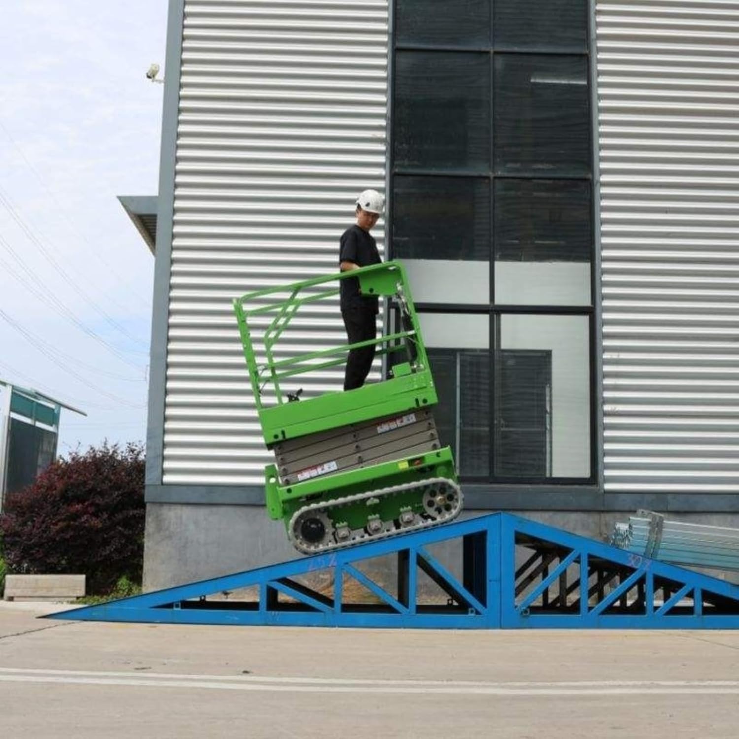 Self Propelled Hydraulic Scissor Lift Electric Mobile Lift Table Industrial Vertical Lift Platform for Warehouse Aerial Work Platform Portable Scissor Lift Equipment