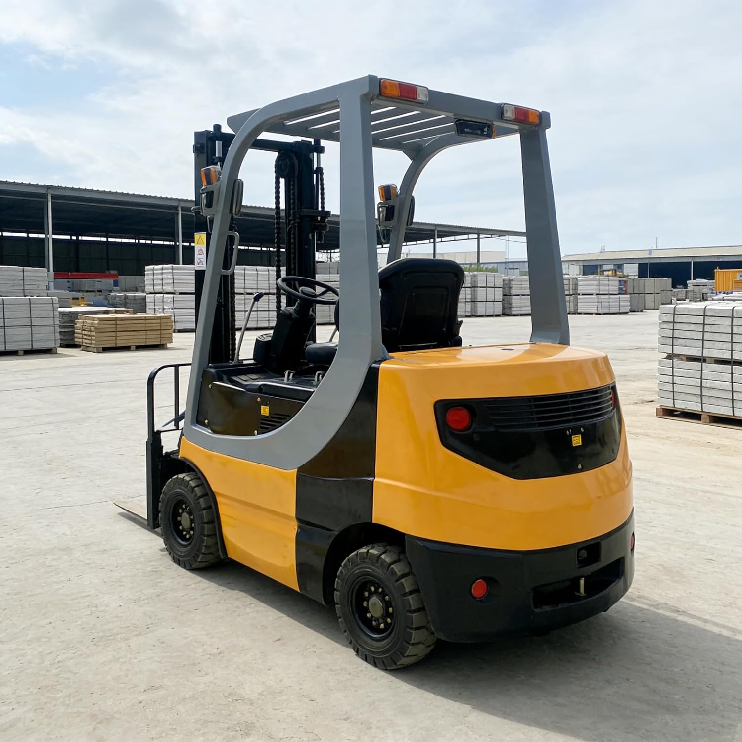 Electric Forklift Truck for Warehouse Pallet Transport, Battery Powered Lift Equipment for Industrial Material Handling