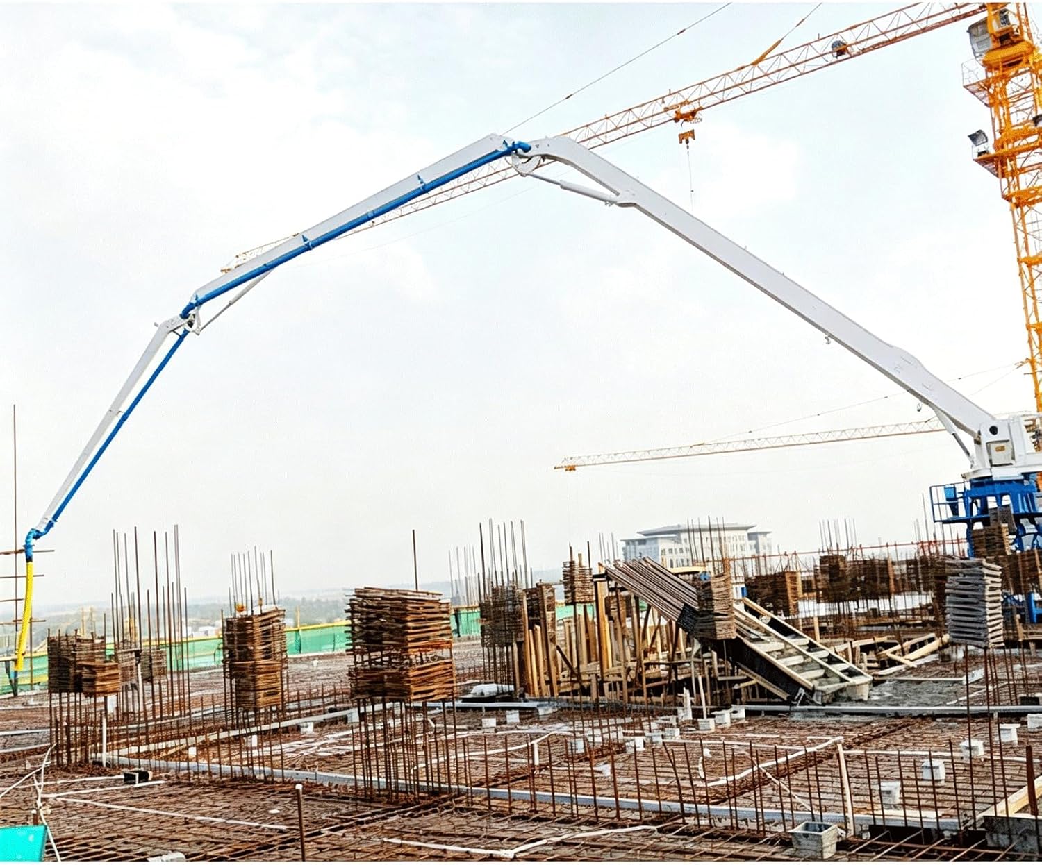 Adjustable Boom Concrete Placement Equipment for Industrial Sites, Residential Projects, Bridge Decks, and Large-Scale Construction Areas